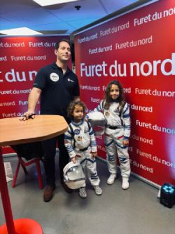 thomas pesquet en dédicace à Lille avec des enfants